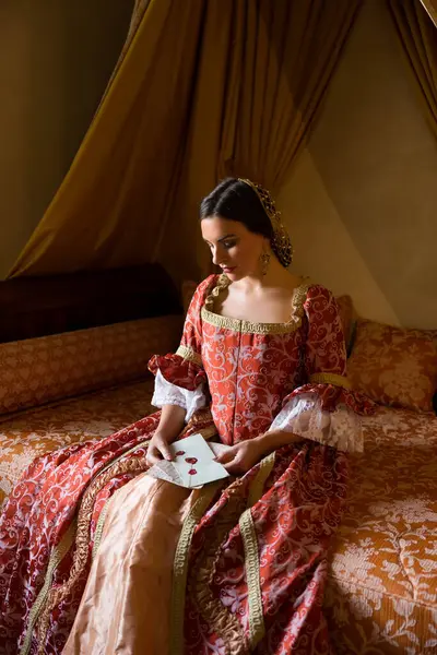 Renaissance Lady Late Medieval Gown Sitting Beautiful Canopy Bed Her ロイヤリティフリーのストック写真
