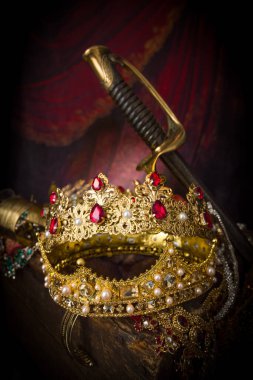 Mücevherlerle, değerli mücevherlerle ve altın kralın tacıyla dolu bir hazine sandığının romantik görüntüsü.