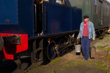 Orijinal 1922 model bir lokomotifte tamir edilmiş eski bir işçi ya da makinistin canlandırma sahneleri