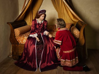 Ortaçağ Rönesans kralı ve kraliçesi Tudor tarzı kostümlerle bir Fransız kalesinde canlandırma yapıyor.