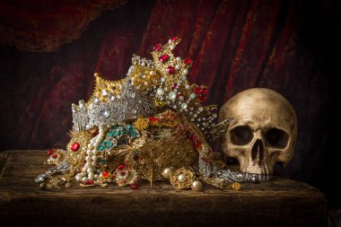 Mücevherlerle, değerli mücevherlerle ve altın kralın tacıyla dolu bir hazine sandığının romantik görüntüsü.