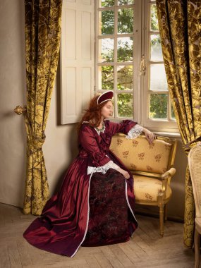 Rönesans kraliçesinin canlandırma sahneleri Tudor tarzında bir Fransız şatosunda poz veriyor.