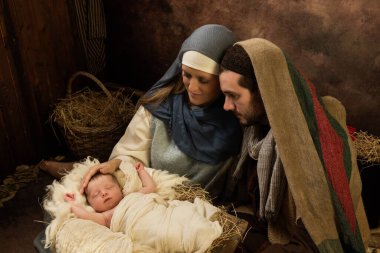 Çiftler 8 günlük bebekleriyle birlikte Noel 'de canlı doğum sahnesini canlandırıyorlar.