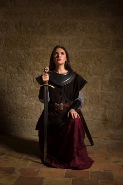 Efsanevi Jeanne d 'Arc' ı tasvir eden zırhlı bir ortaçağ şövalyesinin canlandırma sahnesi.