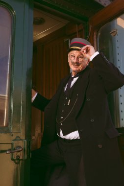 Otantik 1927 1. sınıf tren vagonu ve ayrılan retro tren kondüktörüyle canlandırma sahnesi.