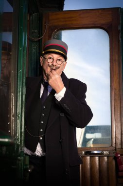 Otantik 1927 1. sınıf tren vagonu ve ayrılan retro tren kondüktörüyle canlandırma sahnesi.