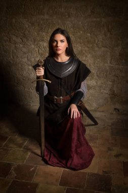 Efsanevi Jeanne d 'Arc' ı tasvir eden zırhlı bir ortaçağ şövalyesinin canlandırma sahnesi.