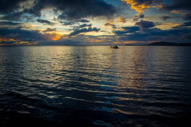 Nikaragua Gölü 'nde Ometepe Adası' ndan görülen dramatik bir gün batımı silueti..