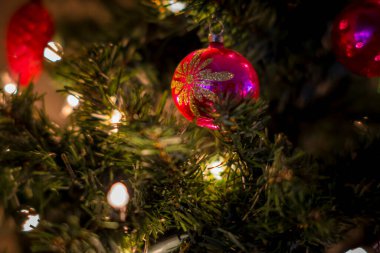 Işıklarla çevrili retro noel ağacı topunun seçmeli odak noktası.