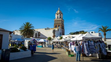 Teguise, Lanzarote, İspanya, Mart 2023: İspanya 'nın Lanzarote kentindeki Teguise köyündeki pazar pazarına bakın