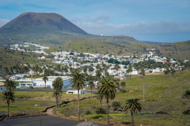 İspanyol Kanarya adası Lanzarote 'de Haria' nın 1000 palmiyesinden oluşan küçük kasaba ve vadisinin manzarası.