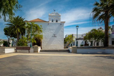 Yaiza, Lanzarote, İspanya, Mart 2023: Lanzarote, Kanarya Adaları 'ndaki Yaiza ve Plaza de los Remedios kilisesine bakın