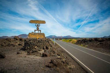 Timanfaya, Lanzarote, İspanya, Mart 2023: Lanzarote, Kanarya Adaları 'ndaki Timanfaya Ulusal Parkı' nın giriş ve çıkışına bakın. El Diablo sembolü Cesar Manrique tarafından tasarlandı..