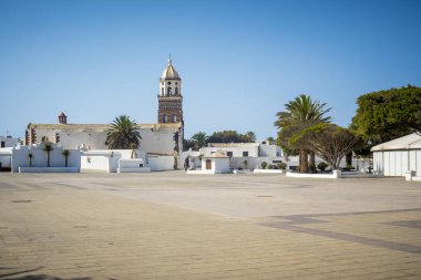 Teguise, Kanarya Adaları, İspanya, Mart 2023: İspanya 'da Kanarya Adaları' nda bir köy olan Teguise 'in boş pazar meydanına bakın