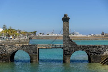 Arrecife, Lanzarote, Mart 2023: Arrecife, Lanzarote 'deki Puente de las bolas' a bakın.