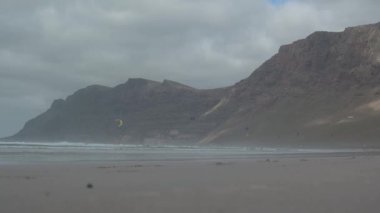 Famara Plajı, Lanzarote, Mart 2023: Rüzgar ve Uçurtma, Portekiz 'deki Lanzarote' de Famara Sahili 'nde sörf yapıyor.