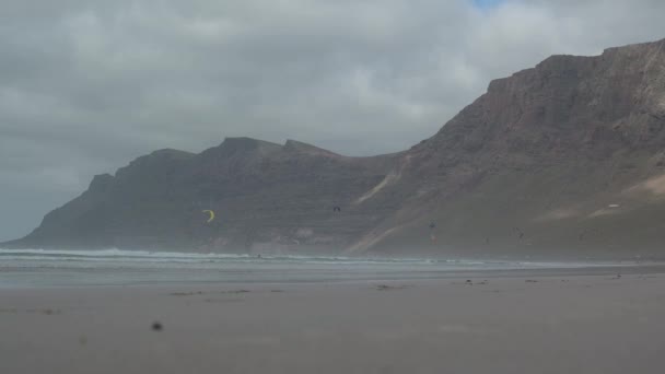 Famara Beach Lanzarote Martie 2023 Vânt Zmeu Navigând Plaja Famara — Videoclip de stoc