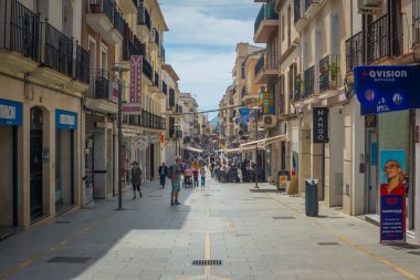 Ronda, İspanya, Nisan 2022: Carrera Espinel alışveriş caddesi, Ronda, Endülüs, İspanya