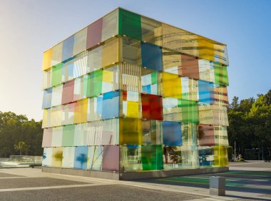 Malaga, İspanya, Nisan 2023: Daniel Buren 'in Pompidou Merkezi renkli küp mimarisi üzerine görüş. Konum: Malaga Marina, İspanya