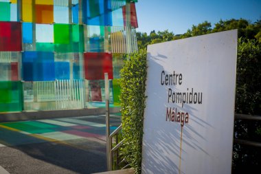 Malaga, İspanya, Nisan 2023: Malaga 'daki Merkez Pomidou' nun kapatılması ve arka planda renkli cam küpün bulunması.