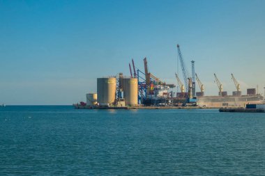 Malaga, İspanya, Nisan 2023: İspanya 'nın Malaga limanındaki Goliat Çimento fabrikasına bakın