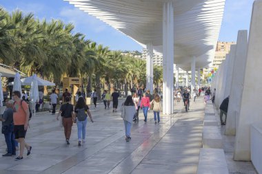 Malaga, İspanya, Nisan 2023: İspanya 'nın Malaga kentindeki modern liman gezisi Palmeral de Las Sorpresas' a bakın.