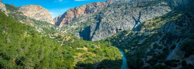 El Chorro 'nun manzarası, Ardales yakınlarında Guadalhorce nehri, İspanya' nın Malaga ilinde ünlü yürüyüşün yapıldığı yerde..