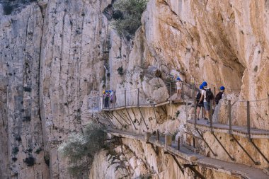 El Chorro, İspanya, Nisan 2023: İspanya 'nın Malaga ilindeki Guadalhorce nehri tarafından oyulmuş bir vadi olan Desfiladero de los Gaitanes' de Caminito Del Rey 'de yürüyen insanlar