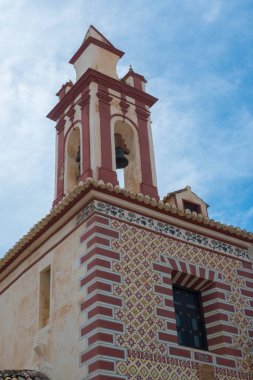 Ronda, İspanya, Nisan 2023: Ronda 'daki Barış Anıtı Kilisesi' nin çan kulesi, Plaza Del Beato Diego Jose de Cadiz 'de yer almaktadır.