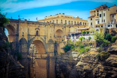 Ronda, İspanya, Nisan 2023: İspanya 'nın Endülüs kentindeki samimi tarihi şehir Ronda' daki El Tajo Kanyonu 'nu geçen Puente Nuevo' nun ünlü manzarası