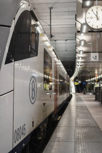 2023年5月ベルギー アントワープ地下鉄道駅でNmbs Sncb列車の垂直撮影 — ストック写真