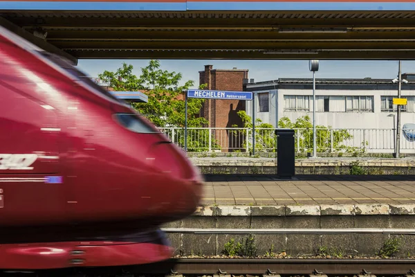 Mechelen Belgien Maj 2023 Tåg Passerar Mechelen Nekkerspoel Tågstation — Stockfoto