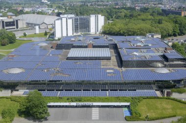 Brüksel, Belçika, Mayıs 2023: Belçika 'daki Heysel Platosu' ndaki Brüksel Fuarı 'ndaki çatı güneş panelleri ve Trademart Binası' na.
