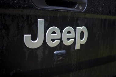 Dinant, Belçika, 3 Ağustos 2023: Illustrative Editorial: Siyah bir kamyonun arkasındaki Jeep marka arabanın logosu