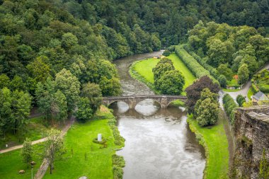 Dinant, Belçika, 04 Ağustos 2023 Pont de Cordemoy, Belçika, Bouillon 'daki Semois nehri üzerindeki köprü manzarası