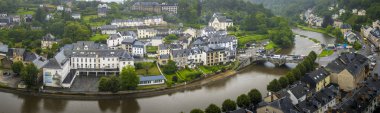 Bouillon, Belçika, 04 Ağustos 2023: Belçika 'nın Ardennes kentindeki Bouillon şehri ve Semois nehrinin yüksek açılı manzarası