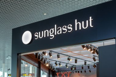 Santiago De Compostela, İspanya, 12 Eylül 2023: Sunglass Hut mağazasının logosu üzerine İllüstrasyon Editörlüğü