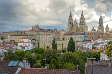 Galiçya, İspanya 'daki Santiago de Compostela' nın ufuk çizgisine bakın. Katedralde Görünüm