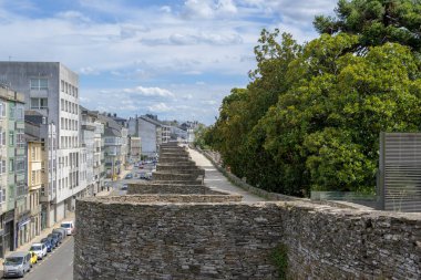 Lugo, İspanya, 6 Eylül 2023: Camino primitivo boyunca uzanan eski Roma duvarına bakın.