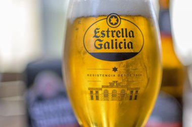 Lugo, İspanya, 6 Eylül 2023: İllüstrasyon Editörü: Estrella Galicia bira bardağı yakın çekim