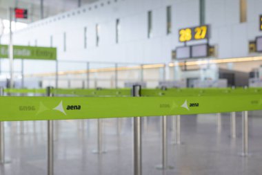 Santiago de Compostela, İspanya, 12 Eylül 2023: Santiago de Compostela Aena uluslararası havaalanı kuyruğundaki boş check-in kuyruğuna bakın