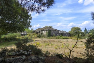 O Veral, İspanya, 10 Eylül 2023: Galiçya kırsalında terk edilmiş bir çiftliğin çürümesi, İspanya