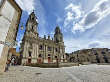 Lugo, İspanya, 6 Eylül 2023: Galiçya, İspanya 'da Lugo Katedrali ve Praza Pio XII.