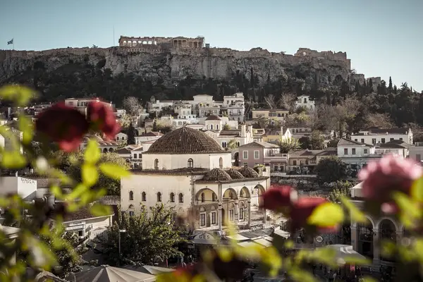 Atina, Yunanistan, 27 Kasım: Akropolis ve Çisdarakis Camii manzarası