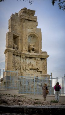 Atina, Yunanistan, 27 Kasım 2023: Atina, Yunanistan 'daki Philopappos Tepesi Felsefe Anıtı