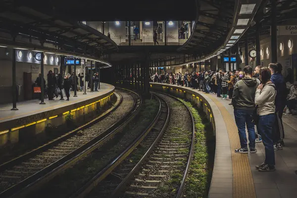 Atina, Yunanistan, 27 Kasım 2023: Atina, Yunanistan 'daki Monastiraki metro istasyonuna bakın