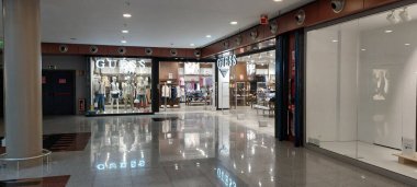 Puerto Del Rosario, İspanya, 16 Şubat 2024: Resimli Editör: Bir alışveriş merkezindeki tahmin et giyim mağazasına bakış