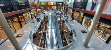 Puerto Del Rosario, İspanya, 16 Şubat 2024: İspanya 'daki Fuerteventura, Kanarya Adaları' ndaki Puerto del Rosario 'daki Centro Ticaret Alışveriş Merkezi' nin yüksek açılı görüntüsü