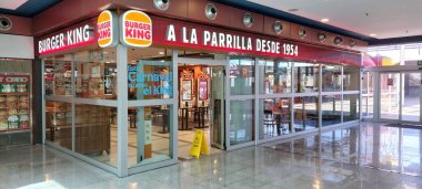Puerto Del Rosario, İspanya, 16 Şubat 2024: Illustrative Editorial: İspanya 'da Burger King fast food zinciri restoranına bakış