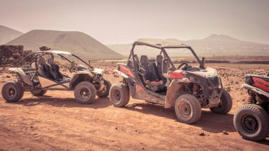 Corralejo, İspanya, 15 Şubat 2024: İllüstrasyon Editörü: Can-Am off-road vagonu veya sxs hizalandı